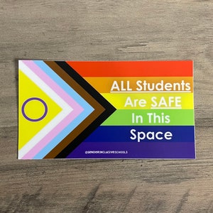 Alle Studenten sind sicher in diesem Raum - Horizontale Vinyl Türaufkleber