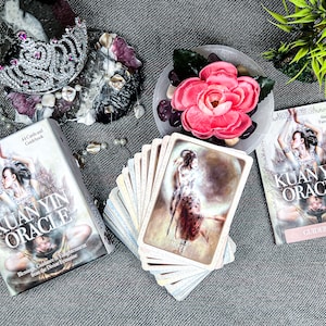 Oráculo Kuan Yin: Bendiciones, Guía e Iluminación de lo Divino Femenino - Alana Fairchild, Zeng Hao - 44 Cartas - Guía de 144 páginas