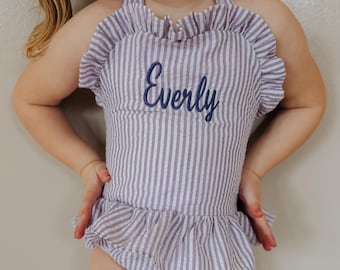 Traje de baño de seersucker personalizado / Traje de baño de niña con nombre personalizado / Traje de baño de una pieza con volantes / Traje de baño con monograma / Traje de playa de verano