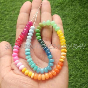Puede incluir: Un collar de cuentas de piedras preciosas de colores arcoíris con una variedad de colores, incluyendo rosa, amarillo, naranja, azul, verde y rojo.