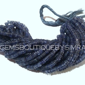Peut inclure: Un brin de perles de pierres précieuses bleues, d'environ 40 cm de long, avec un pompon à l'extrémité. Les perles sont facettées et ont un léger éclat iridescent. Les perles sont enfilées sur un cordon élastique transparent. Le brin est parfait pour faire des bijoux ou ajouter une touche de couleur à votre décoration intérieure.