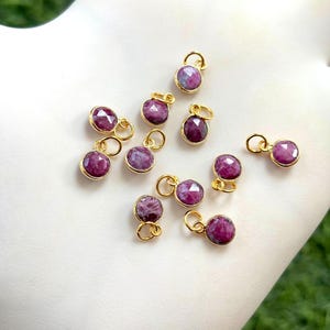 2/4 piezas ~~ Colgantes pequeños de plata esterlina con forma de moneda de rubí natural ~~ Dijes de plata esterlina con engaste facetado ~~ Dije de gema redonda con engaste facetado