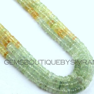 Può includere: Primo piano di fili di perline di pietre preziose verde chiaro e giallo-arancio. Le perline sono piatte, a forma di disco e infilate. Il testo "GEMSBOUTIQUEBYSIMRAN" è visibile nell'immagine.
