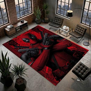Può includere: Un tappeto rettangolare con un'illustrazione grafica del personaggio Deadpool in un costume rosso e nero. Il personaggio è raffigurato con le braccia incrociate mentre impugna due pistole nere su uno sfondo di linee e motivi geometrici rossi.