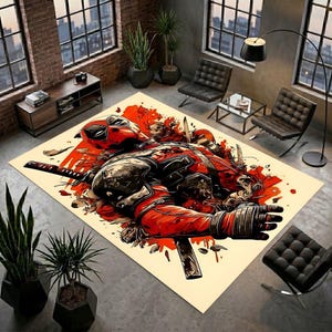 Può includere: Un tappeto rettangolare con un'illustrazione grafica di un personaggio mascherato rosso e nero in una posa dinamica. Il design include schizzi di vernice rossa, else di spada e forme astratte su uno sfondo color crema chiaro.