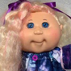 Cabbage Patch Kid Girl Blonde Cornsilk Haar mit Rosa Streifen JAAKS PA-02NH 2011 Sammlerstücke Geschenke Für kleine Mädchen Tochter Schwester Mom Her