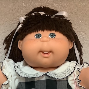 Seltene Vintage Cabbage Patch Kind spielen entlang Mädchen-PA-1 braunes Haar Sommersprossen grüne Augen 2004 Sammler Puppe Geschenke für Tochter Mädchen Mutter Schwester