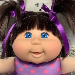 Cabbage Patch Kinder “Sitting Pretty” Mädchen Im Tutu Braun Haar Blaue Augen JAAKS PA-11NH 2011 Geschenke für kleine Mädchen Tochter Schwester