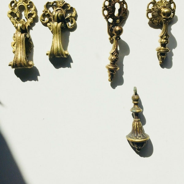 VEEL antieke hardware: 3 ladetrekkers, 2 sleutelgaten. Gegoten brons, sierlijk, Spaanse koloniale heropleving