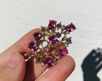 Vintage Rhinestone Leaf Brooch: Mid Century Gold Tone Pin