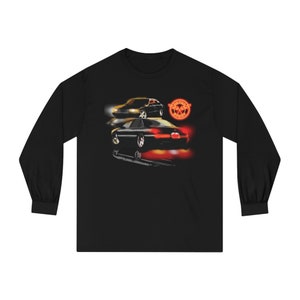 Könnte beinhalten: Schwarzes Langarmshirt mit einer Grafik von zwei Autos, eines über dem anderen, mit leuchtenden roten Lichtern und einem Neon-Emblem. Die Autos sind vor einem dunklen Hintergrund stilisiert.