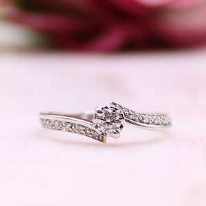 Solitaire diamonds and white gold set with knife and pavé on the body