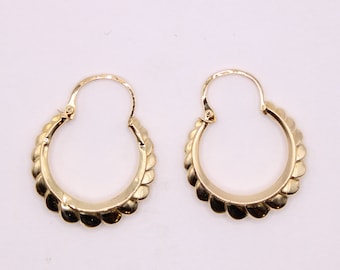 Small round hoop earrings in yellow gold