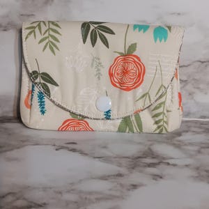 Cartera mini acordeón con diseño floral y marrón