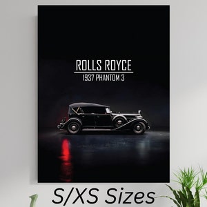 Könnte beinhalten: Schwarz-Weiß-Druck eines Rolls Royce Phantom 3 von 1937. Der Text "ROLLS ROYCE 1937 PHANTOM 3" ist weiß am oberen Bildrand gedruckt. Das Bild wird an einer Wand mit dem Text "S/XS Sizes" darunter angezeigt.