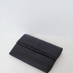Kompakte Geldbörse aus Nappaleder – Schlankes, zweifach gefaltetes Design mit Karten- und Münzfächern | Geschenk für Sie oder Ihn.
