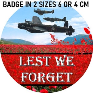 Può includere: Un badge rotondo con un campo di papaveri rossi e tre aerei che volano sopra di esso. Il testo "LEST WE FORGET" è stampato in lettere nere su sfondo rosso.