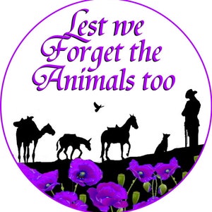 Puede incluir: Un círculo blanco con el texto "Lest we forget the animals too" en letras moradas. El círculo presenta una silueta de un soldado de pie en posición de firmes, un camello, un caballo, un burro y un perro. Las amapolas moradas están en primer plano.