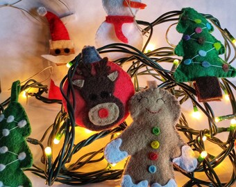 Keychains or tree decorations, made of felt, by hand, with Christmas patterns