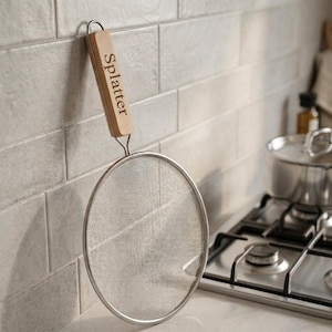 Personalized Splatter Screen for Frying Pan | Custom Engraved Wood Handle Stainless Steel Grease Guard, Kitchen Gift for Mom Dad