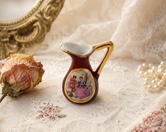 Jarra pequeña de porcelana estilo Limoges vintage con la imagen de una pareja enamorada en una historia de amor.