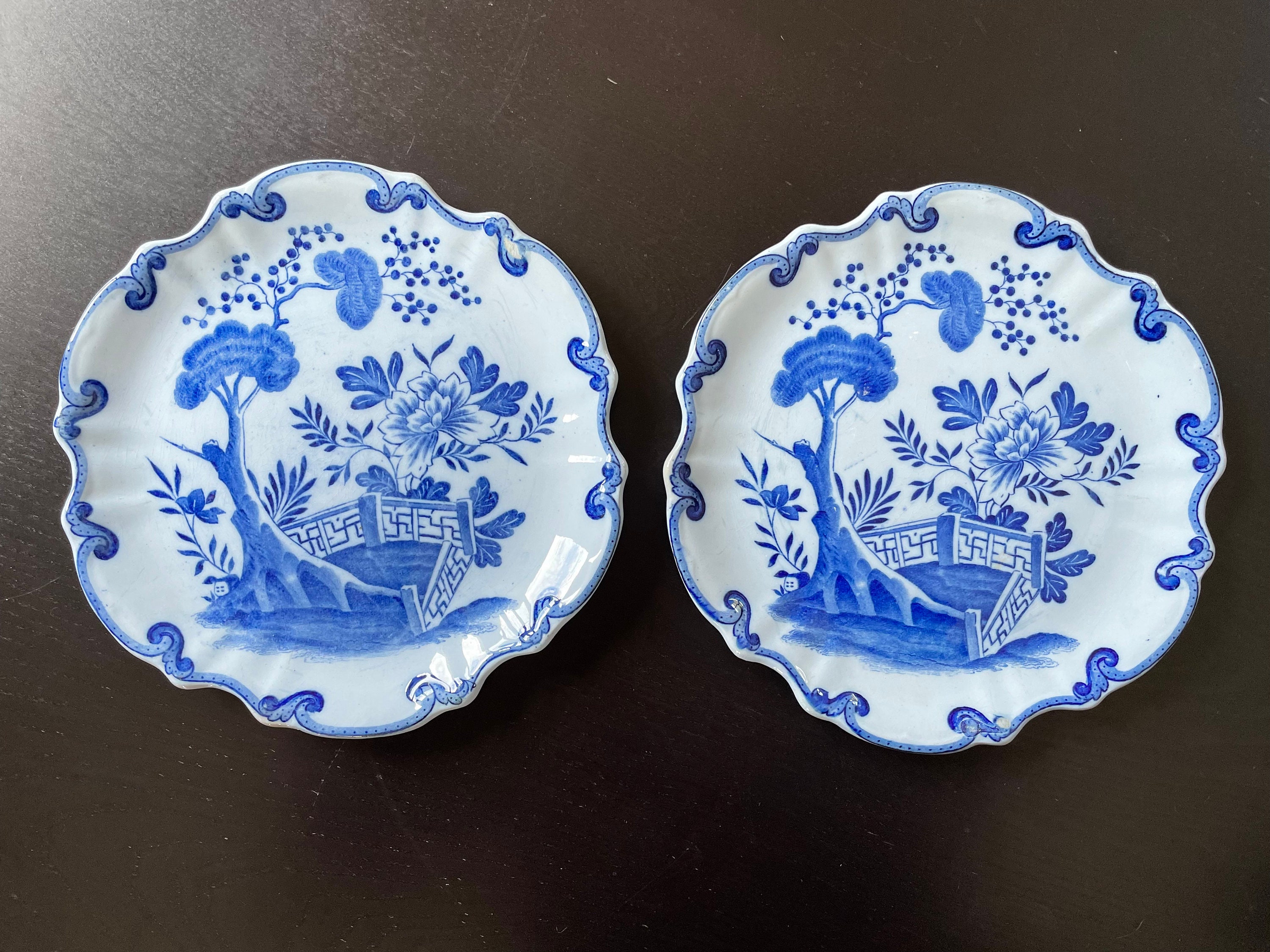 Duo d'assiettes Delft Au Décor Asiatique Bleu. Plate. Assiettes en Porcelaine Vintage Peint à La Mai