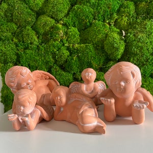 Entzückende Engelsfamilie aus Keramik, romantische Dekoration oder symbolischer Schutz des Hauses