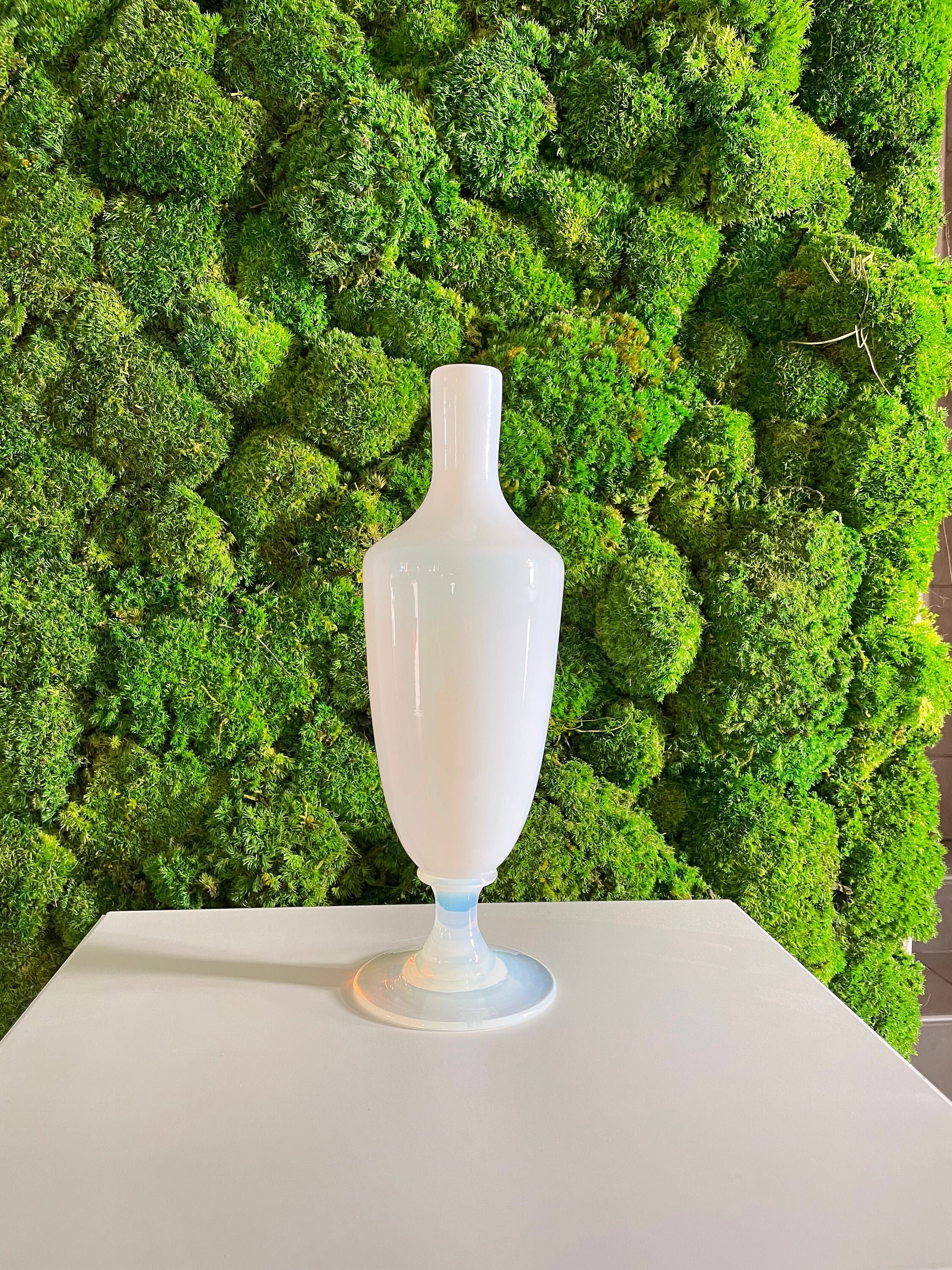 Magnifique Vase Soliflore en Cristal Blanc Opalescent. Cristallerie de Sèvres. Sèvres Crystal. Singl