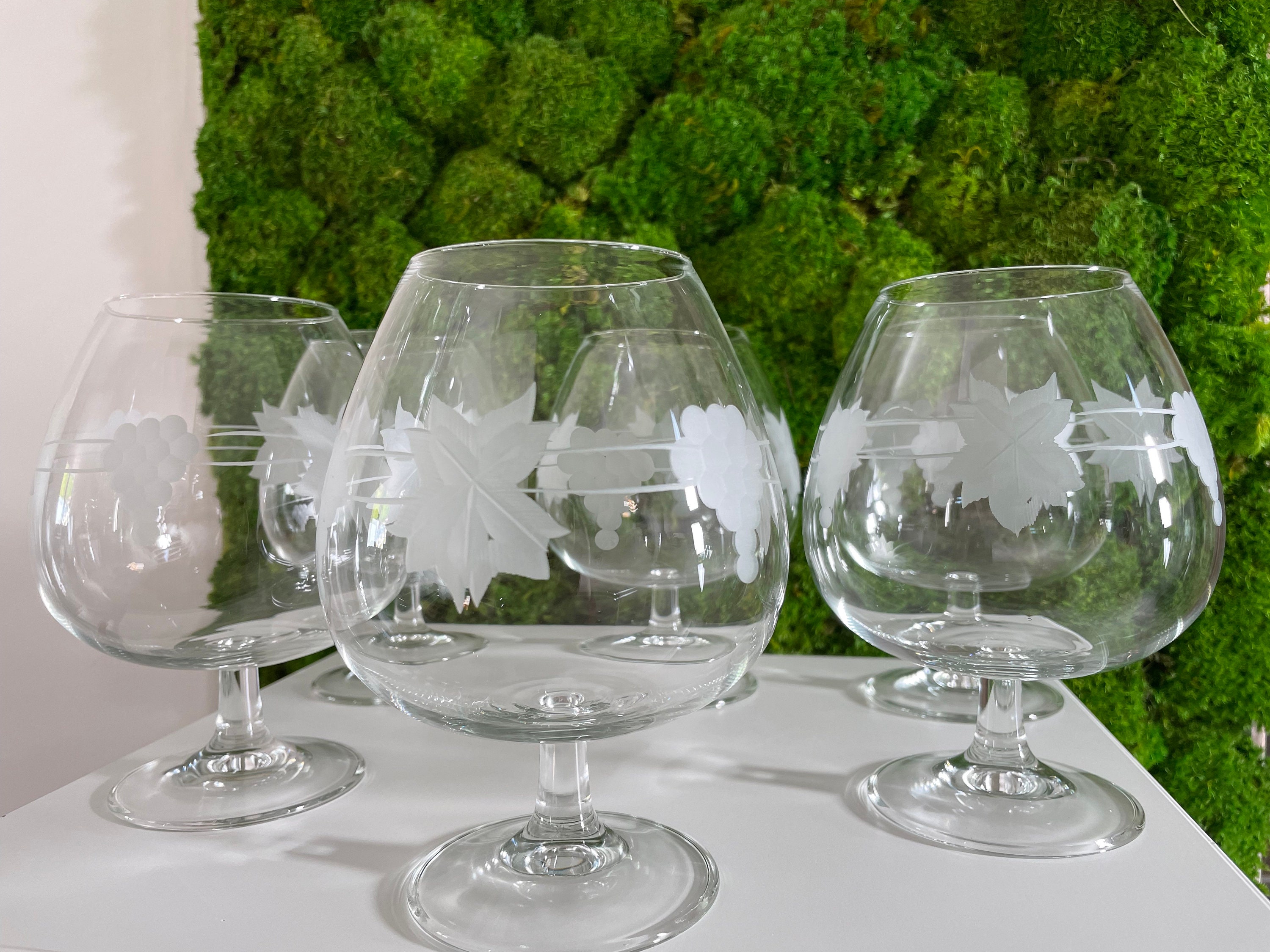 Magnifique Coffret de 6 Verres en Cristal Taillés Au Motif Feuilles Vigne et Grappes Raisin. Marque 