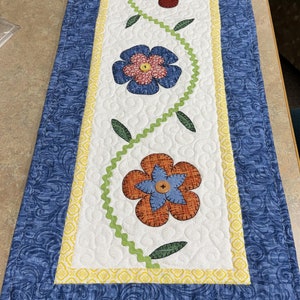 Flowers on a Vine - Hand Applique Quilted Table Runner