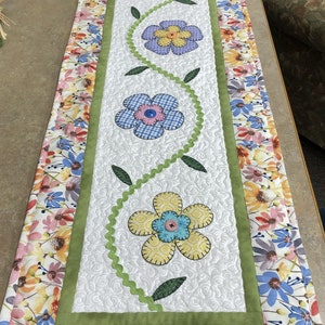 Flowers on a Vine - Hand Applique Quilted Table Runner