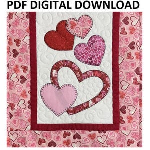 Może przedstawiać: Pikowany panel z tkaniny z motywem serc w odcieniach czerwieni i różu. Serca są naszyte na białym tle z ozdobnymi przeszyciami. Panel jest obramowany ciemnoczerwoną obwódką i różowym wzorem serca. Tekst: PDF DIGITAL DOWNLOAD.