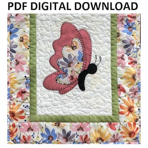 Może przedstawiać: Cyfrowy wzór PDF do pobrania do pikowanej ściennej dekoracji w kształcie motyla. Motyl jest różowy z czarnym ciałem i kwiatowymi skrzydłami z tkaniny. Tło jest białe z zieloną ramką i kwiatowym nadrukiem.