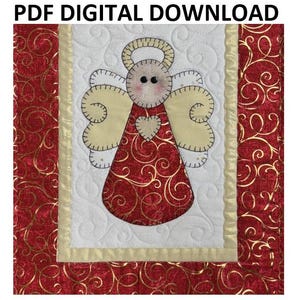 Może przedstawiać: Cyfrowy wzór PDF do pobrania do szycia ozdobnej poduszki w kształcie anioła na Boże Narodzenie. Anioł jest wykonany z czerwonej, białej i złotej tkaniny z sercem w środku. Anioł ma aureolę i skrzydła.