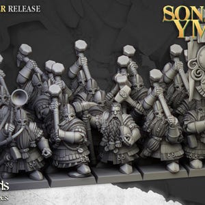 Könnte beinhalten: Eine Gruppe grauer Miniaturfiguren mit dem Titel Sons of Ymir, die gepanzerte Krieger mit langen Bärten, Helmen und Hämmern darstellen. Eine Figur hält ein hohes Banner mit einem kreisförmigen Emblem. Der Text September Release und Highlands Miniatures ist sichtbar.