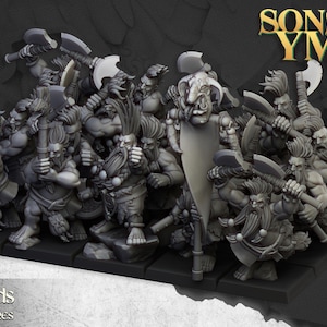 Puede incluir: Un grupo de figuras guerreras en miniatura de color gris con barbas, crestas y hachas, dispuestas sobre bases rectangulares. El texto SONS OF YMIR y HIGHLANDS MINIATURES es visible. Cada figura lleva un taparrabos y un hacha de guerra.
