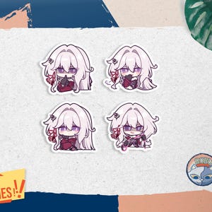 Puede incluir: Cuatro pegatinas con un personaje de anime chibi con pelo largo, lila claro y ojos morados. El personaje lleva un atuendo rojo oscuro y tiene pequeños cuernos. Las pegatinas están dispuestas sobre una superficie blanca texturizada.