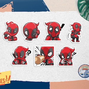 Puede incluir: Un conjunto de siete pegatinas de vinilo con un personaje de dibujos animados de Deadpool en varias poses y expresiones, incluyendo una mostrando el dedo medio, otra bebiendo de una botella y otra con garras extendidas, en rojo y negro.