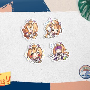 Könnte beinhalten: Vier Aufkleber im Anime-Stil mit einem Charakter mit blonden Haaren in verschiedenen Posen. Einer hält einen Teddybären, andere zeigen verschiedene Ausdrücke. Die Aufkleber befinden sich auf einem strukturierten weißen Hintergrund mit blauem und grünem Design.