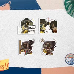 Puede incluir: Cuatro pegatinas troqueladas que muestran un personaje con cabeza de cámara vintage. Una pegatina muestra al personaje sosteniendo un cartel que dice ¡Muchas gracias!. Las otras pegatinas muestran al personaje en varias poses e interacciones.