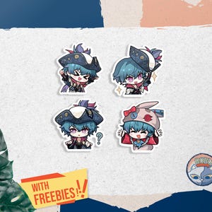 Op de afbeelding: Vier stickers met anime-achtige personages met blauw haar en verschillende hoeden. De personages staan in verschillende poses, sommige met accessoires zoals een zwaard of een vraagteken. De stickers staan op een witte achtergrond met een blauw en oranje ontwerp. De tekst "WITH FREEBIES!!" is zichtbaar.