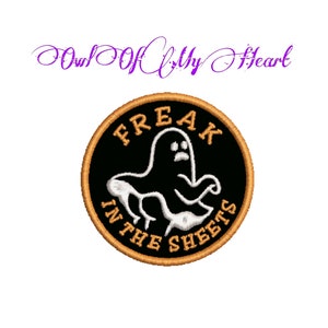 Könnte beinhalten: Ein gestickter Aufnäher in Schwarz und Orange mit einem weißen Geist und dem Text "Freak in the Sheets".