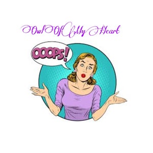 Può includere: Una donna con un'espressione sorpresa si trova di fronte a un cerchio blu turchese con un fumetto rosa che dice "oops!" La donna indossa una camicia viola e ha i capelli biondi.