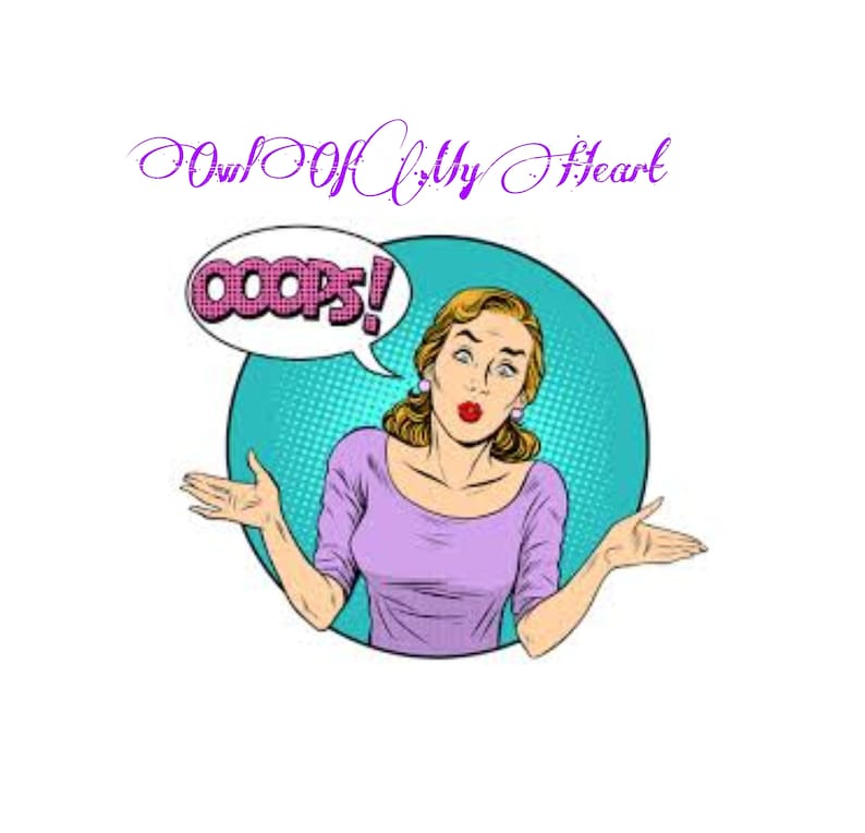 Puede incluir: Una mujer con una expresi&oacute;n de sorpresa se encuentra frente a un c&iacute;rculo azul turquesa con un globo de di&aacute;logo rosa que dice "oops!" La mujer lleva una camisa morada y tiene el pelo rubio.