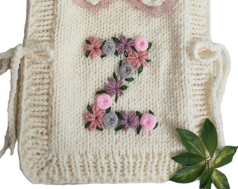 gilet bébé tricoté à la main, gilet brodé de lettres personnalisé, gilet bébé à nouer sur le côté, gilet bébé fleuri avec nom, fait sur commande