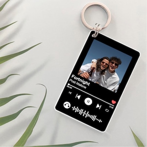 Personalised Photo Keychain with Music,Song Scannable Keyring,Couple Album Cover Keychain,Anniversary Gifts for Boyfriend,Music Lover Gift