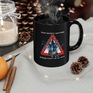 Tazza nera da 11 oz con design di avvertimento di pericolo alieno Xenomorfo