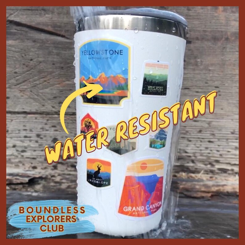 Pu&ograve; includere: Un bicchiere bianco con vari adesivi di parchi nazionali, tra cui il Parco Nazionale di Yellowstone, il Parco Nazionale delle Great Smoky Mountains e il Parco Nazionale del Grand Canyon. Il bicchiere viene spruzzato con acqua per dimostrare che &egrave; resistente all'acqua. Il testo "WATER RESISTANT" &egrave; scritto in giallo sul bicchiere. Il testo "BOUNDLESS EXPLORERS CLUB" &egrave; scritto in blu sul fondo del bicchiere.