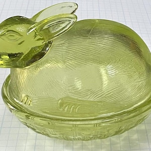 Vintage LE Smith Glass Easter Bunny Rabbit Light Green Covered Candy Dish - Free US shipping!