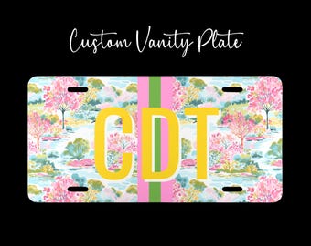 Marco de matrícula metálico decorativo con monograma de rayas rosas y fuente de sombra amarilla, estilo preppy, con estampado floral pastel, accesorio para coche nuevo.